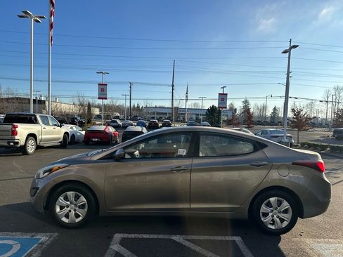Used 2016 Hyundai Elantra SE image 6
