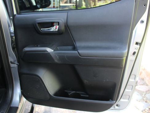 Used 2017 Toyota Tacoma TRD Off-Road image 17