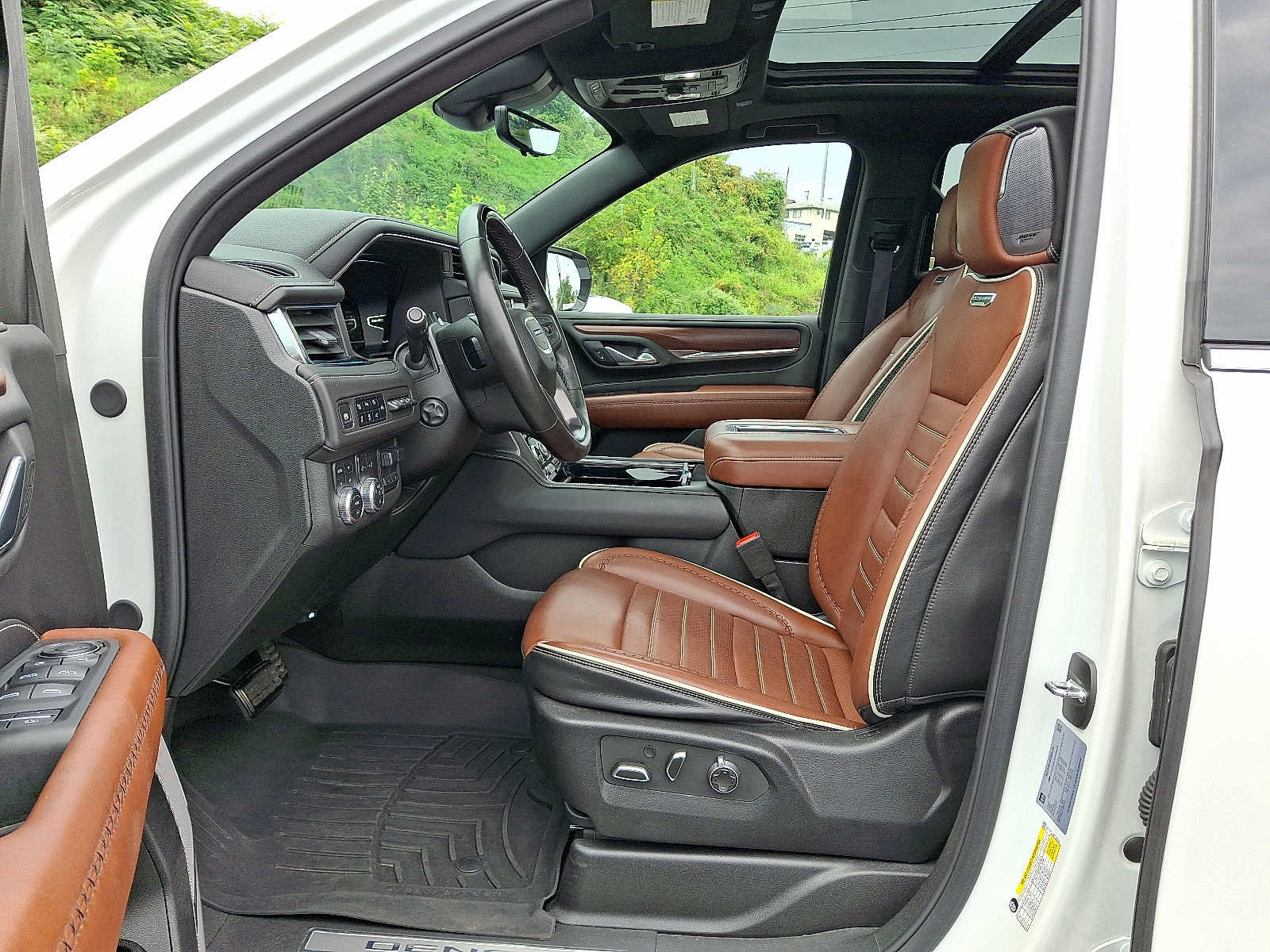 Used 2024 GMC Yukon Denali Ultimate AWD/4WD image 14