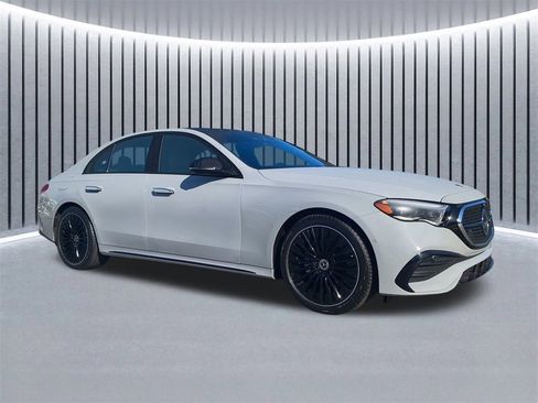 Used 2025 Mercedes-Benz E 350 4MATIC Sedan image 3
