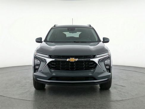 Used 2025 Chevrolet Trax LT image 2