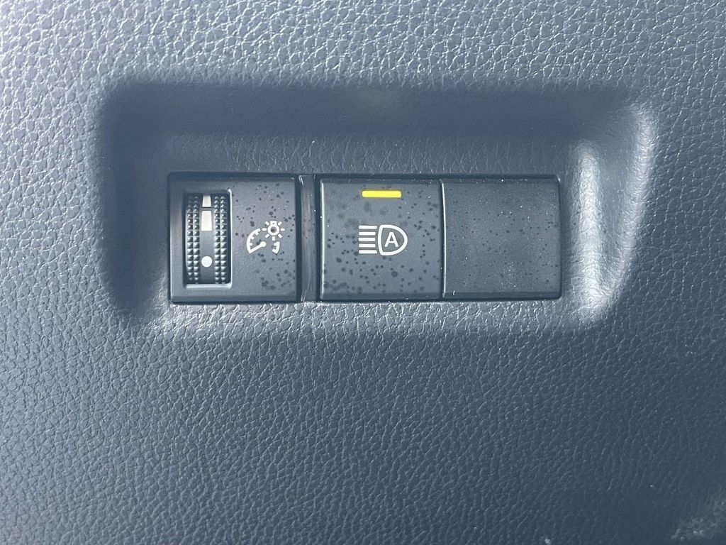 Used 2025 Toyota RAV4 LE AWD/4WD image 21