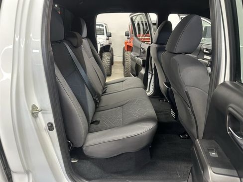 Used 2018 Toyota Tacoma TRD Off-Road AWD/4WD image 34
