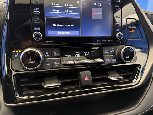 Used 2022 Toyota Highlander XLE image 22