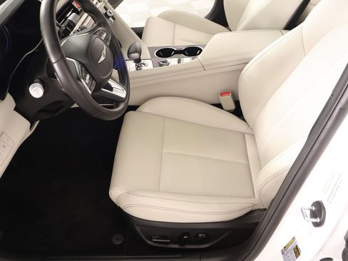 Used 2025 Genesis G70 2.5T image 10