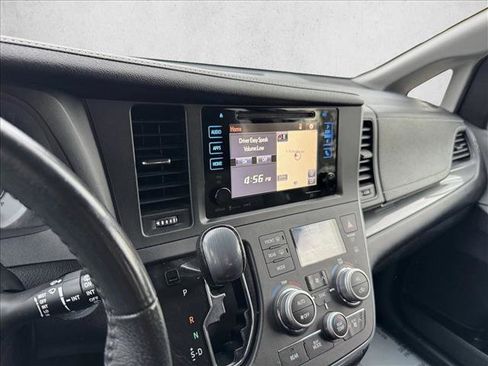 Used 2017 Toyota Sienna SE Premium image 14