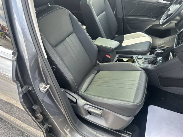 Used 2023 Volkswagen Tiguan SE w/ Panoramic Sunroof Package AWD/4WD image 27