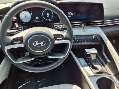 Used 2025 Hyundai Elantra Limited FWD image 11