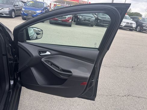 Used 2014 Ford Focus SE w/ SE Winter Package FWD image 13
