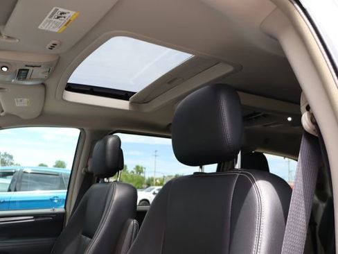 Used 2016 Chrysler Town & Country Touring-L FWD image 30