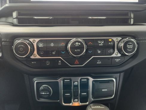 Used 2025 Jeep Gladiator Sport image 18