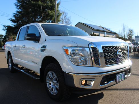 Used 2017 Nissan Titan SV image 7