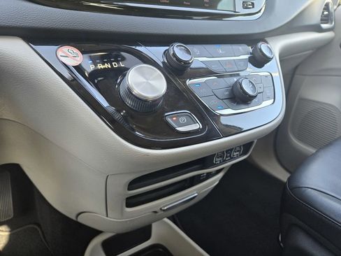Used 2022 Chrysler Pacifica Touring-L FWD image 28