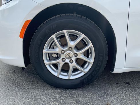 Used 2023 Chrysler Pacifica Touring-L image 29