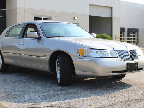 Used 2002 Lincoln Town Car Executive RWD image 34