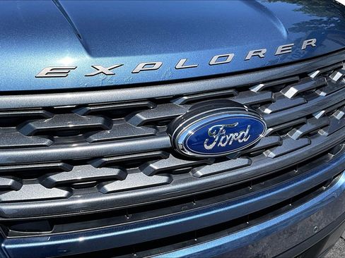 Used 2018 Ford Explorer XLT w/ Equipment Group 202A AWD/4WD image 29