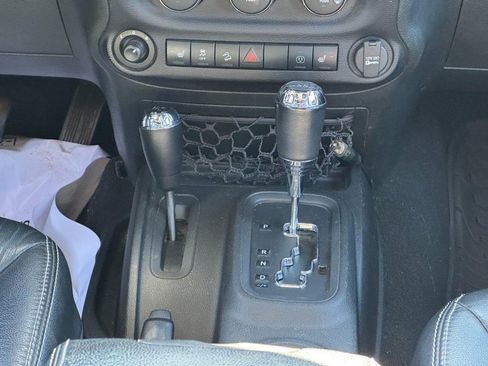Used 2015 Jeep Wrangler Unlimited Rubicon AWD/4WD image 13