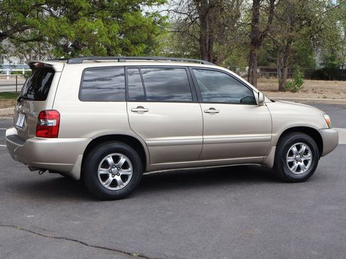 Used 2005 Toyota Highlander 2WD V6 w/ 3rd Row image 4