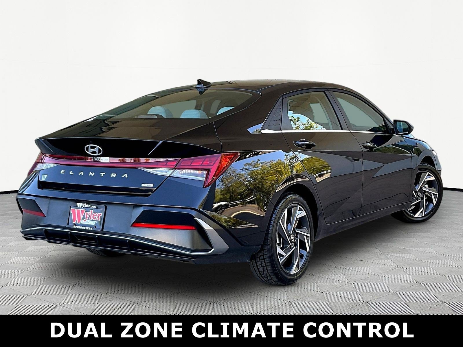Used 2025 Hyundai Elantra Limited FWD image 6