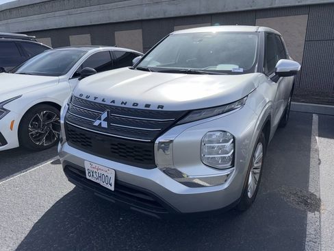 Used 2022 Mitsubishi Outlander ES image 2