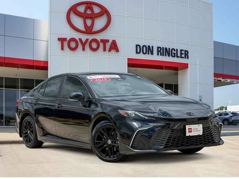 Used 2025 Toyota Camry SE w/ Convenience Package FWD image 1