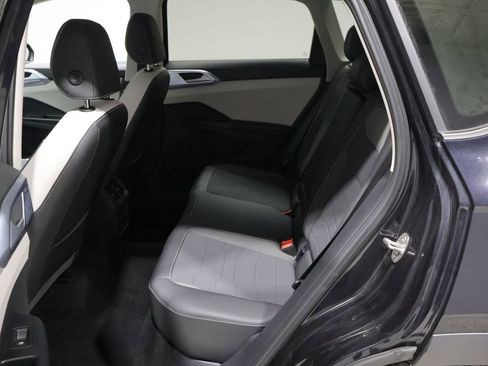 Used 2025 Volkswagen Taos SE image 18