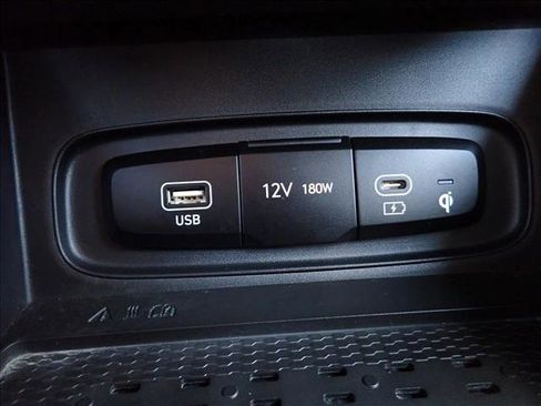 Used 2024 Hyundai Venue Limited image 18