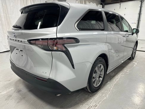 Used 2025 Toyota Sienna XLE image 7