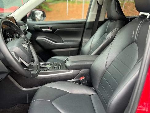 Used 2023 Toyota Highlander XLE AWD/4WD image 14