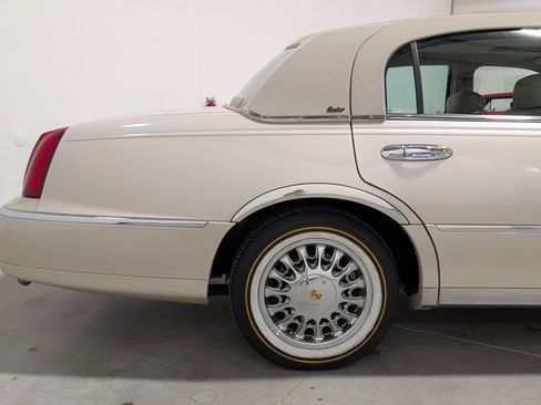 Used 2001 Lincoln Town Car Cartier RWD image 37