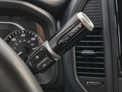 Used 2024 Nissan Titan SV w/ SV Convenience Package image 19