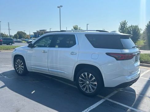 Used 2023 Chevrolet Traverse Premier FWD image 2