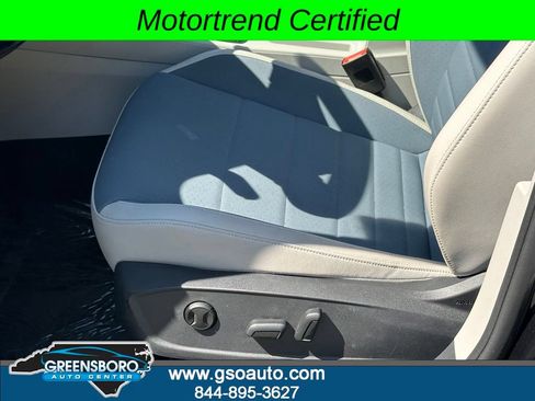 Used 2025 Volkswagen Jetta SE FWD image 12