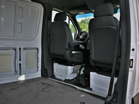 Used 2025 Mercedes-Benz Sprinter 2500 image 11