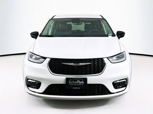 Used 2024 Chrysler Pacifica Touring-L image 2