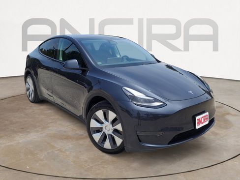 Used 2024 Tesla Model Y Long Range AWD/4WD image 3