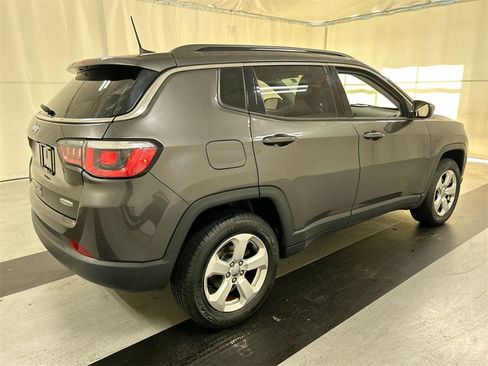 Used 2019 Jeep Compass Latitude image 2