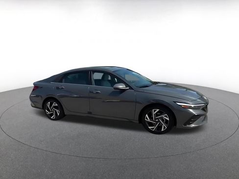 Used 2025 Hyundai Elantra Limited FWD image 2