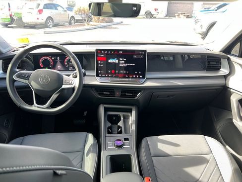 Used 2025 Volkswagen Tiguan SE image 19