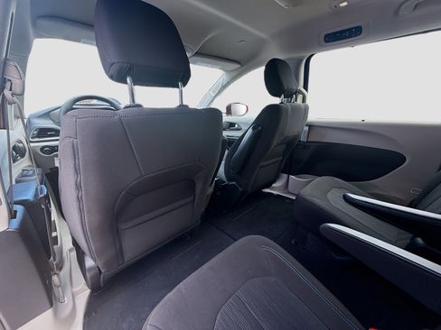 Used 2021 Chrysler Pacifica Touring w/ Cold Weather Group FWD image 22