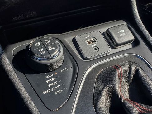 Used 2020 Jeep Cherokee Trailhawk w/ Cold Weather Group AWD/4WD image 5