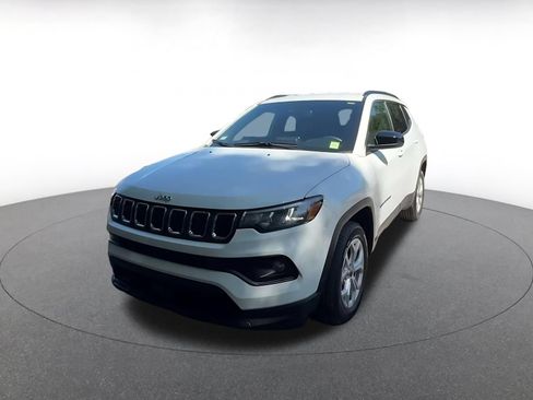 Used 2025 Jeep Compass Latitude AWD/4WD image 6