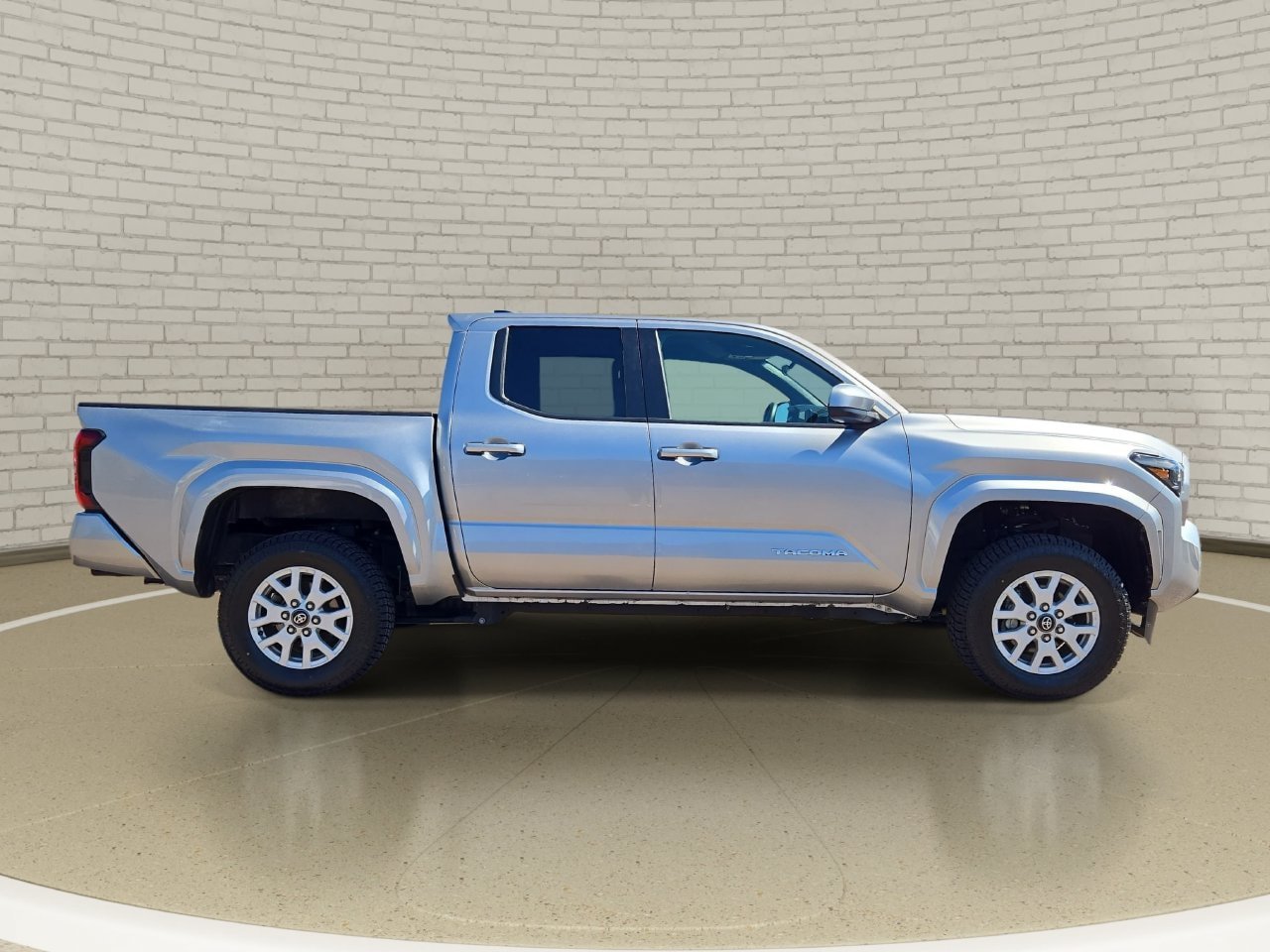Used 2024 Toyota Tacoma SR5 AWD/4WD image 4