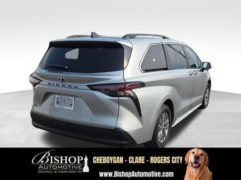 Used 2025 Toyota Sienna XLE FWD image 24