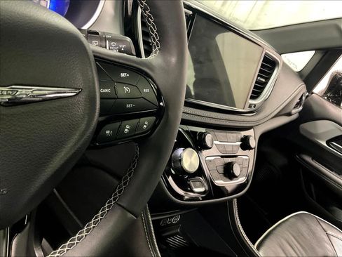 Used 2025 Chrysler Pacifica Limited image 25