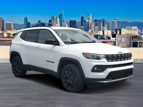 Used 2026 Jeep Compass Latitude AWD/4WD image 3