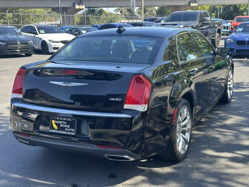 Used 2017 Chrysler 300 Limited RWD image 9