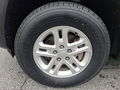 Used 2023 Jeep Grand Cherokee Laredo image 9