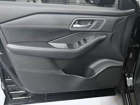 Used 2025 Nissan Rogue Platinum image 9