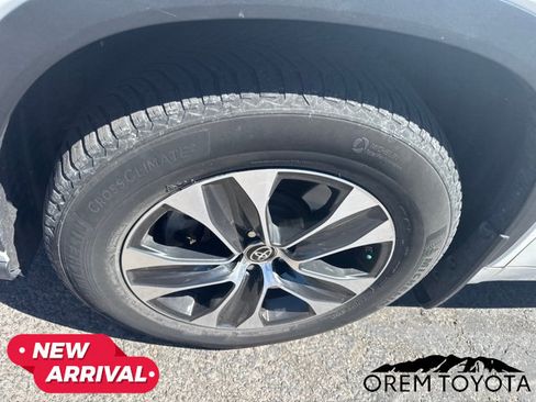 Used 2020 Toyota Highlander XLE AWD/4WD image 20